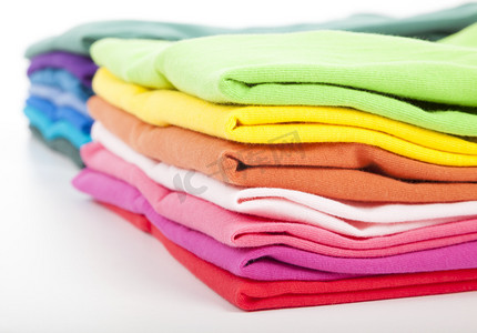 洗衣洗衣服摄影照片_堆的色彩鲜艳的衣服