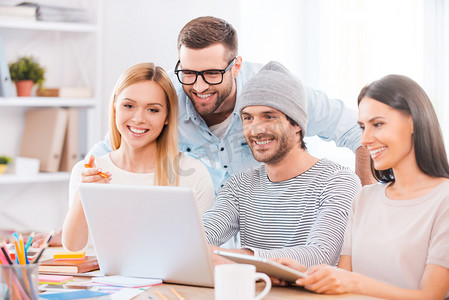 laptop摄影照片_Business people looking at laptop