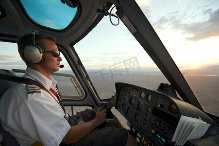 盛大开业dm摄影照片_在日落时大约在拉斯维加斯，美国人飞行员直升机到大峡谷.