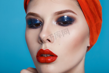 美丽性感的女人颜色化妆红嘴唇蓝眼睛化妆品