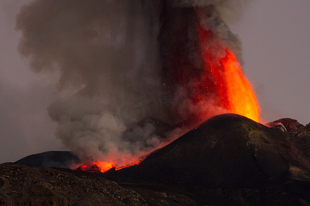 自然灾难摄影照片_埃特纳火山喷发