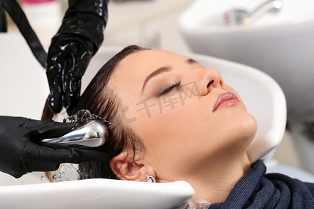 头发模型摄影照片_头发洗过程中的女人