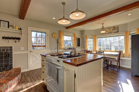 新装修的厨房拥有天花板上的木梁