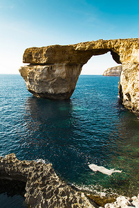 蔚蓝的窗口，在阳光在夏天，马耳他戈佐岛著名石拱