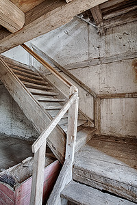 在一个废弃的房子的木楼梯