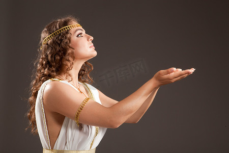 希腊女神摄影照片_在鳞茎皮携带的东西在她手上的古典希腊女神