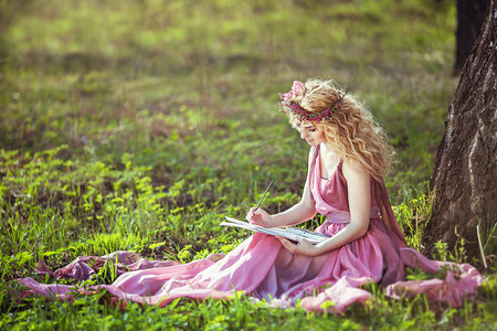 故事童话故事摄影照片_童话故事中的女孩穿衣服坐在一棵树在森林里和绘制