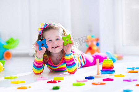 小女孩玩木制玩具