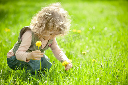 漂亮的孩子挑选鲜花