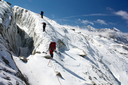 绳子上冰川的登山者