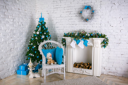 房子和烟囱摄影照片_烟囱和礼物装饰的圣诞树的形象