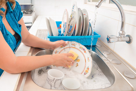你的衣服摄影照片_洗碗在厨房水池
