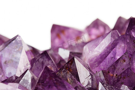 白色背景上的紫水晶晶体的特写
