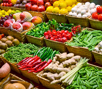 五彩缤纷的新鲜蔬菜水果市场