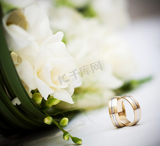 下课铃声摄影照片_婚礼的花束和环