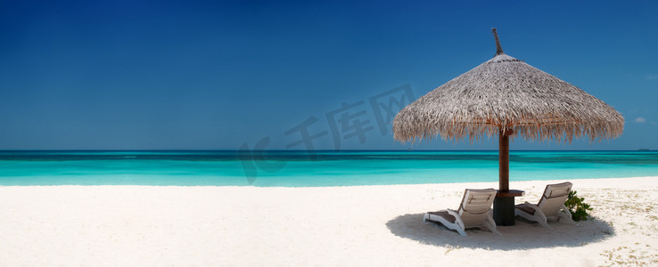 沙滩椅、 伞上一个美丽的岛，与很多 c 全景视图