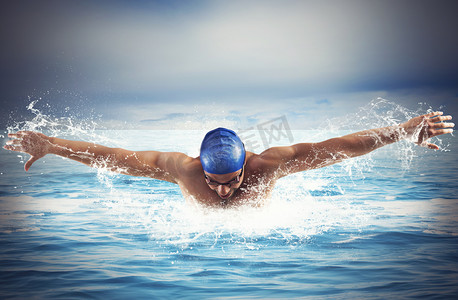 男子游泳运动员在大海里游泳