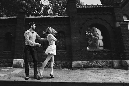 浪漫的情侣走在市街上