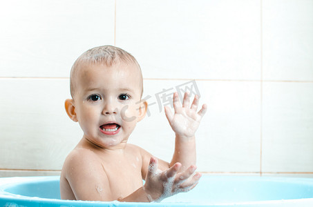洗眼睛摄影照片_快乐宝贝男孩洗个澡