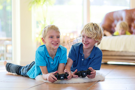两个兄弟在家里玩电子游戏