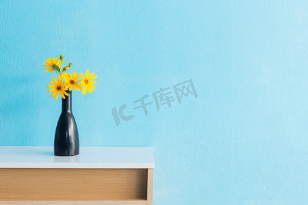 菊芋花在花瓶上表室内设计