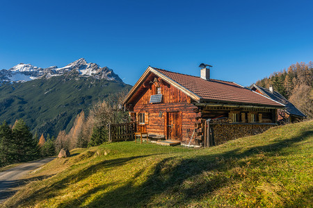 在农村的秋天风景阿尔卑斯山老木屋小屋