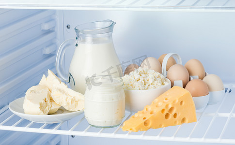 分类摄影照片_鸡蛋和奶制品美味: 酸奶、 奶酪、 牛奶,