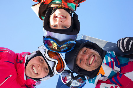 滑雪，冬天的乐趣 — — 滑雪者享受滑雪假期
