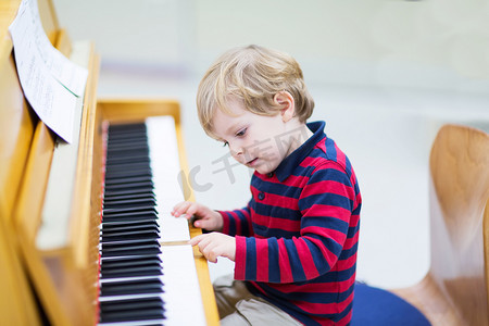 两岁幼儿男孩弹钢琴的音乐教体.