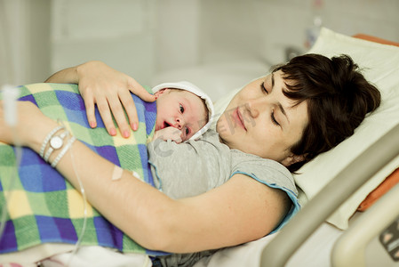 儿童baby摄影照片_happy woman after birth with a newborn baby