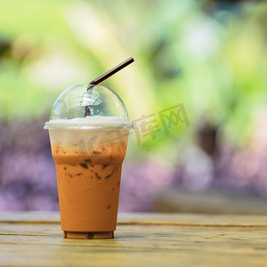 奶茶摄影照片_用稻草在塑料杯冰奶茶