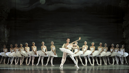 天鹅湖芭蕾舞团由俄罗斯皇家芭蕾舞团