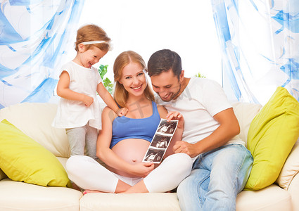 幸福的家庭，等待宝宝看超声怀孕的妈妈，d