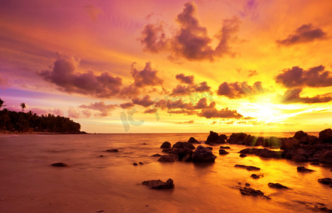 日落时的热带海滩.