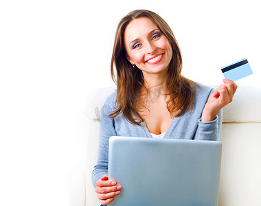 微笑与信用卡和 computer.inte 在线购物的女人