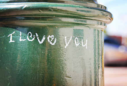 爱在情人节字体摄影照片_我爱你在灯柱上