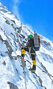 一群登山者到达了山顶.攀爬和登山运动。团队精神概念.