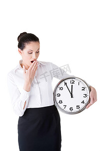 业务女人抱着一个时钟和紧握.