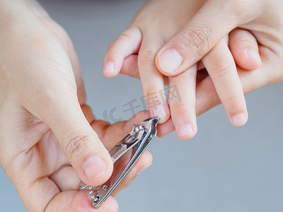 家庭活动母亲用指甲钳为孩子切指甲