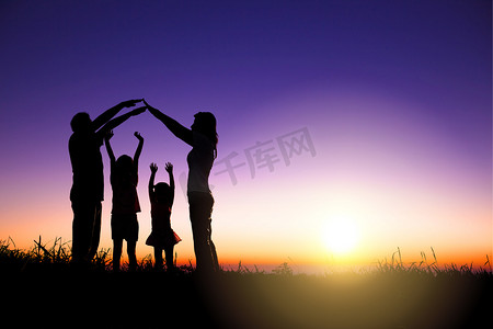 促销家装首页摄影照片_幸福的家庭，使小山与日出出让首页登录