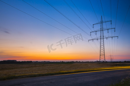 电力杆日落长曝光高电压电力电力能源黄昏