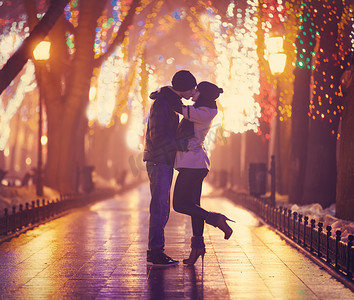 情侣接吻在夜晚小巷. 秋天