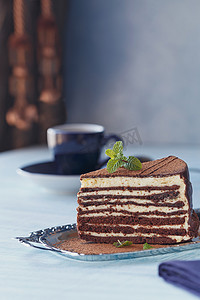 块美味的巧克力蛋糕，在银色的盘子上