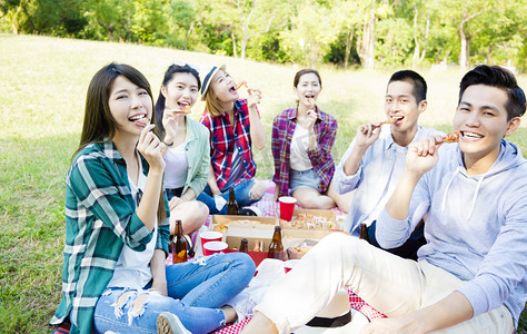 快乐的年轻朋友，享受健康的野餐