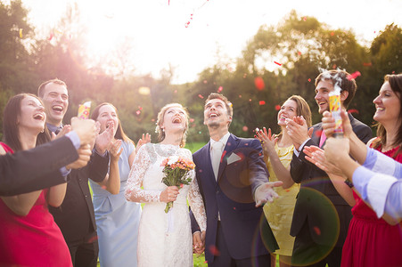 confetti摄影照片_新婚夫妇和他们的朋友