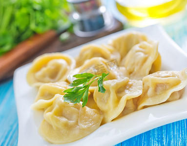 板上的 pelmeni