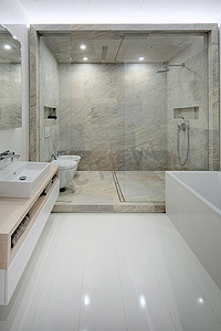 在现代 loft 风格的浴室。水槽、 厕所、 坐浴盆、 淋浴.