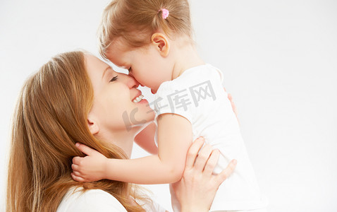 快乐家庭的妈妈和宝贝女儿拥抱和亲吻