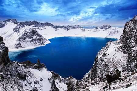 蓝色湖面摄影照片_昌山的白，吉林省冬季美丽的湖
