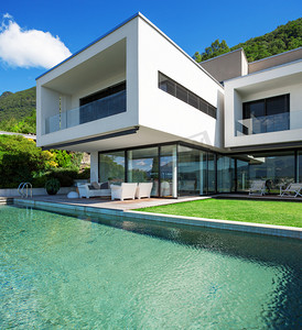 游泳池和现代的房子